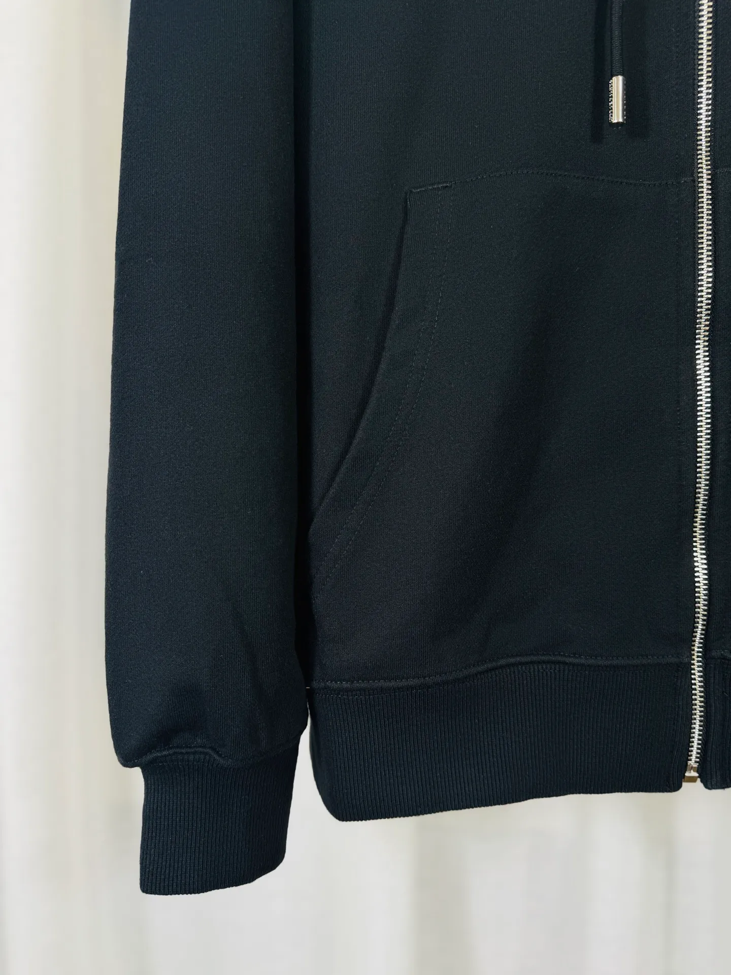 P340 top version, real shot without P, ​​different from market currency) 𝗖𝗵𝗿𝗼𝗺𝗲 𝗛𝗲𝗮𝗿𝘁𝘀/Cro Heart 2025 washed and burned flower patch embroidered autumn and winter new original single counter American patchwork 3D three-dimensional patch couple casual cardigan sweatshirt 👑The highest version! Customized fabric 480g tripe terry fabric! American acid-washed and distressed original fabric, laser burning + patch embroidery, exquisite embroidery of letters! The best-selling model in the counter, very comfortable to wear. Accessories: original molded and authenticated collar label➕100% silk wash label. Genuine purchase-grade original hangtag➕matching hanging rope➕3D hanging beads➕original packaging bag. Craftsmanship: The original version has consistent wiring! The highest version of the armhole matching technique! Color: Black Apricot Size: S M L XL Style Number: 25-317